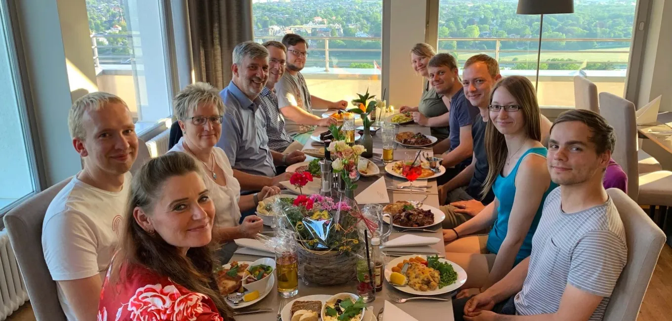 Gemeinsames Essen mit dem Dimmel-Team nach erfolgreichem Abschluss