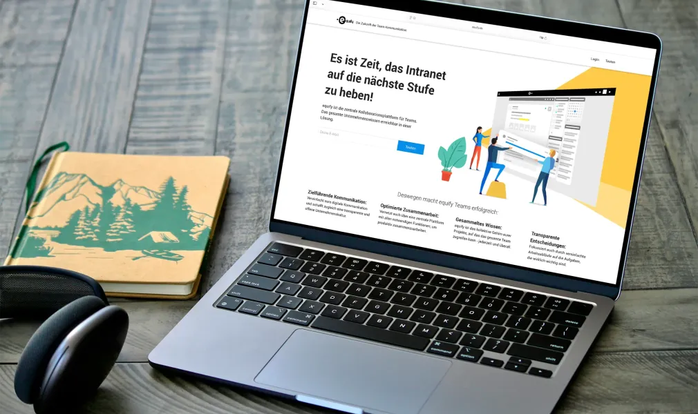 Aufgeklappter Laptop auf den die Startseite von Eqify zu sehen ist.