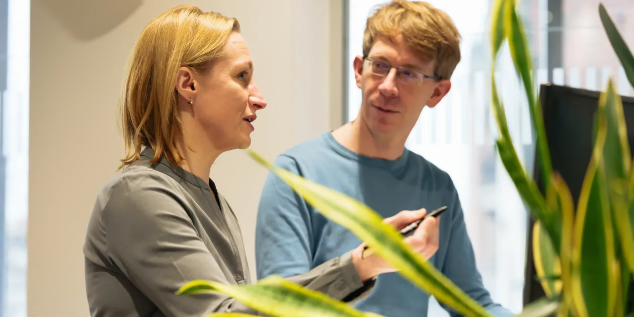 Vom Entdecken zum Definieren, Gestalten und Produzieren. Designerinnen besprechen ein neues Projekt.