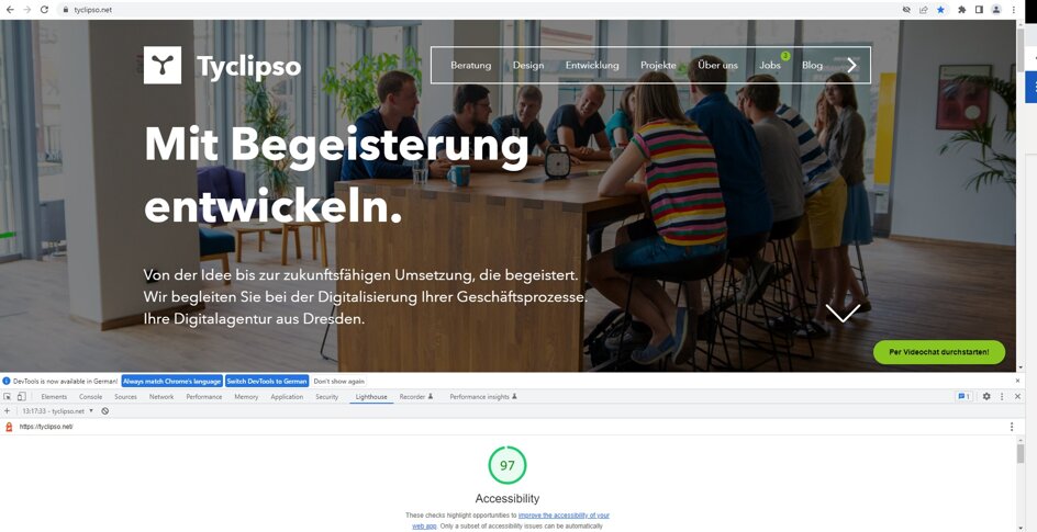Die Startseite von tyclipso.net wird im Internetbrowser Chrome angezeigt. Im unteren Bereich ist das Entwicklertool Lighthouse geöffnet. Die Seite wurde auf Barrierefreiheit überprüft und mit dem Ergebnis 97 von 100 bewertet.