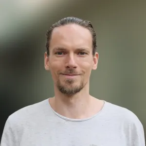 Portrait von Jan Wagener. Er lächelt freundlich in die Kamera.