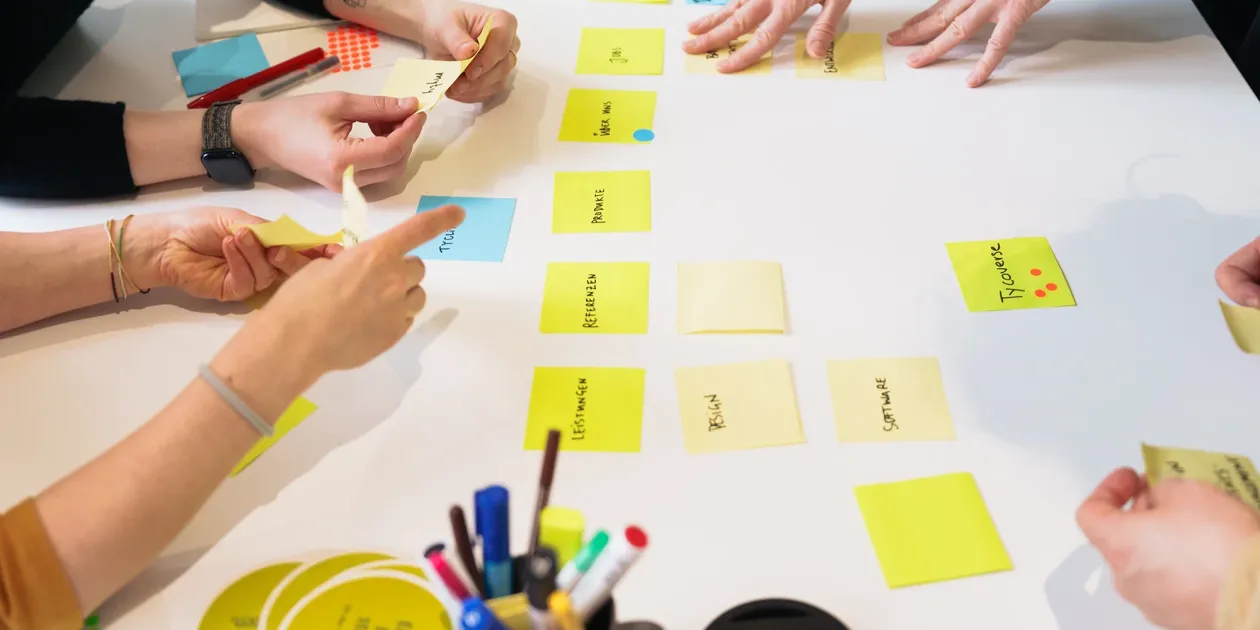 Unser Team trifft sich zur Konzeptionierung und Ideensammlung. Dabei steht der Mensch immer im Mittelpunkt.