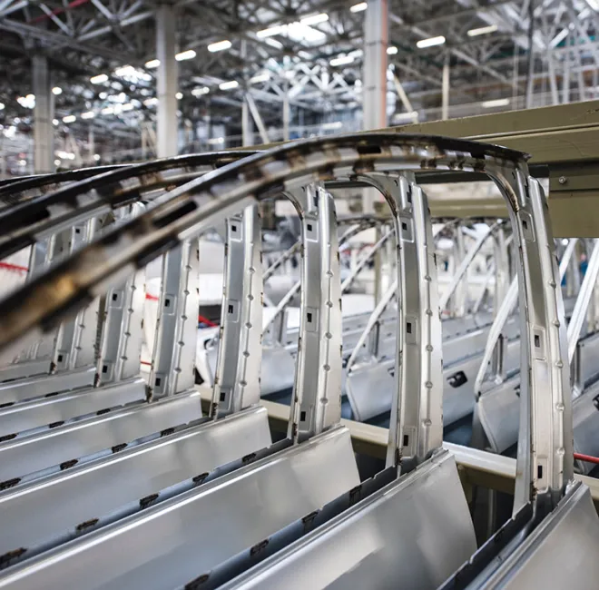 Metallteile in einer Werkhalle, die mit keramischer Tinte bedruckt werden sollen