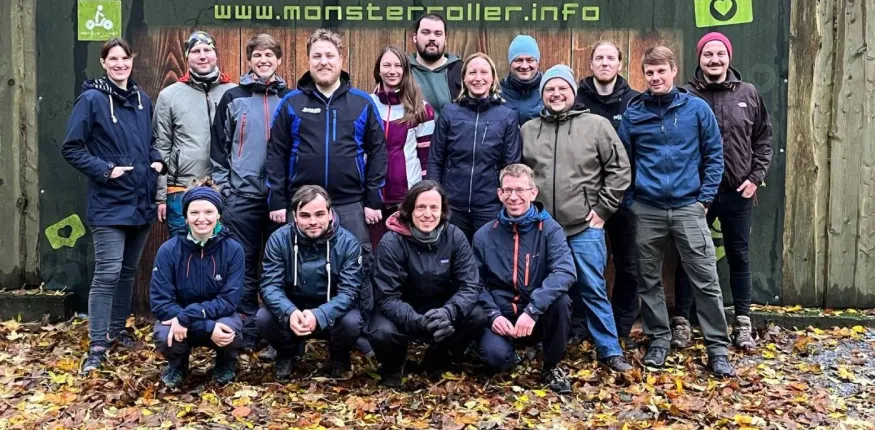 Zur Feier des 20. Geburtstag von Tyclipso geht's auf Klassenfahrt und ein Gruppenfoto auf dem Valtenberg entsteht.