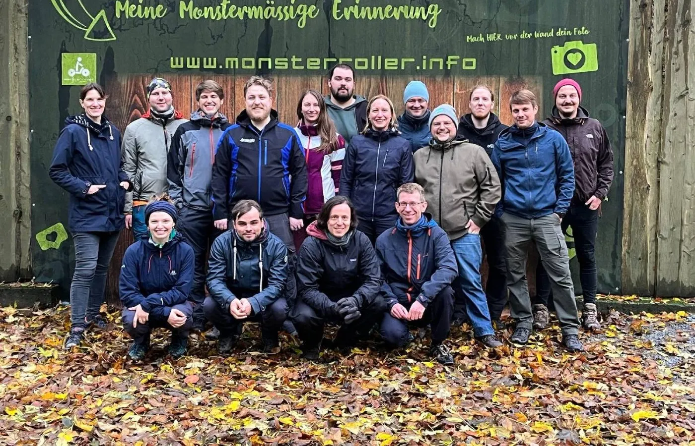 Zur Feier des 20. Geburtstag von Tyclipso geht's auf Klassenfahrt und ein Gruppenfoto auf dem Valtenberg entsteht.