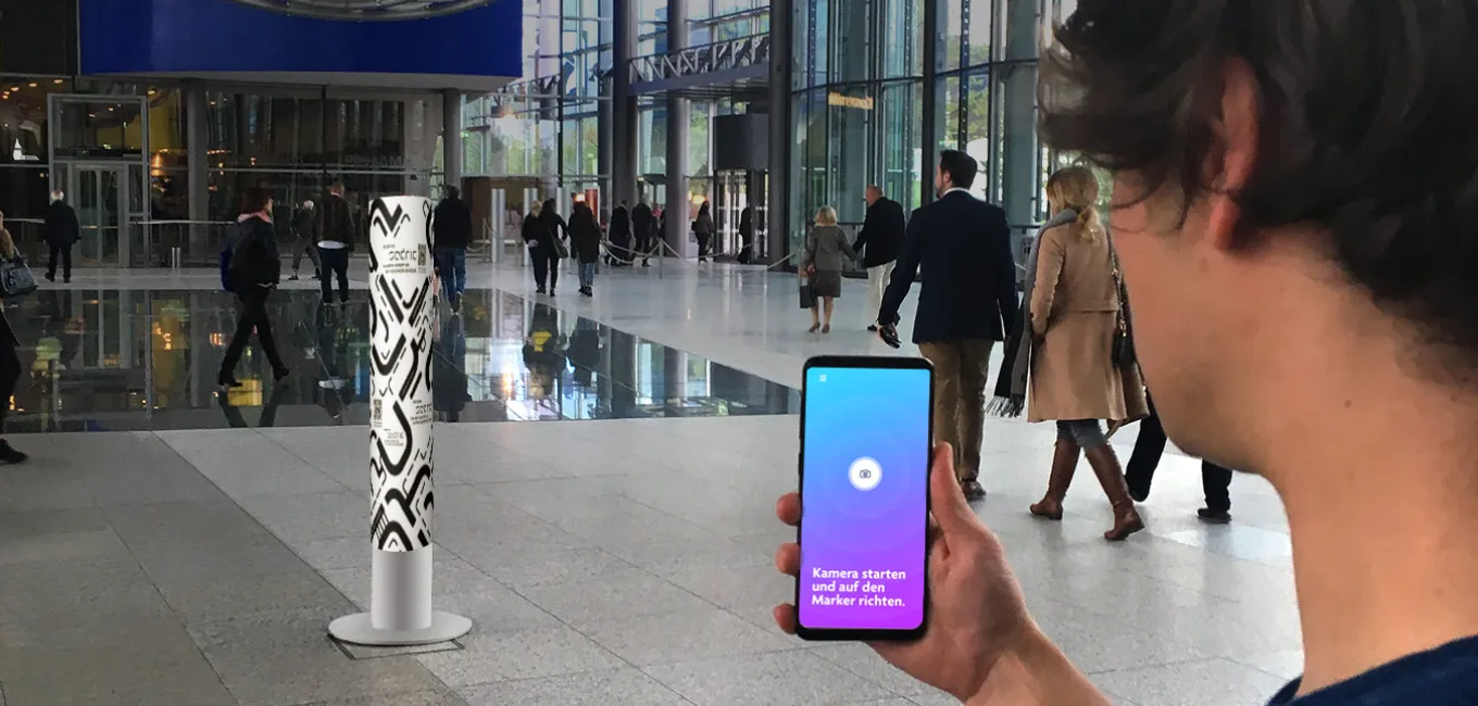 Leuchtsäule und Smartphone-App auf dem Autostadt Messegelände